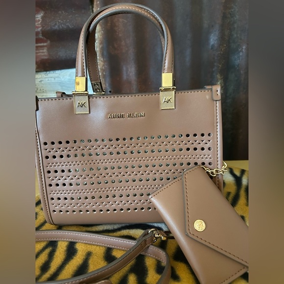 NWOT-Anne Klein 3 piece Handbag Set. - Picture 11 of 12